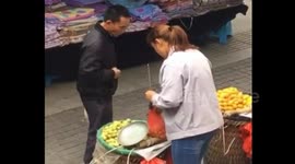 Fruit vendor secretly swaps customer's pick for less quality ones