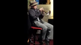 niño prodigio tocando trompeta