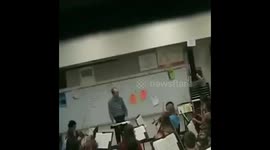 el director de la orquesta le quebra el violin y el arco a su alumno