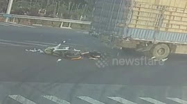 Motorcyclist narrowly escapes disastrous mishap