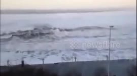 Fuertes olas del huracán patricia categoría 5 arrastra a una familia