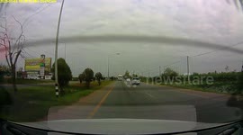 Lorry swerves and drifts sideways to avoid slamming onto car in front