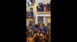 Parents go crazy to get their children kissed by the king at the three kings parade in Alcoy