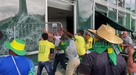 Violent Bolsonaro’s supporters try to break into Brasília's Supreme Federal Court
