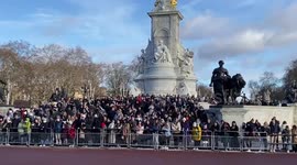 Huge crowds outside London's Buckingham Palace day before publication of Prince Harry's book