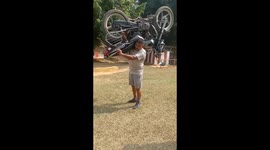 India man hauls 250 kg bike on shoulder and runs really fast for world record