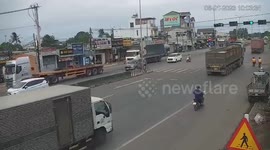 Steel coil comes loose crushing truck cabin in Vietnam