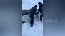 Avalanche buries tourists' vehicles in northwest China