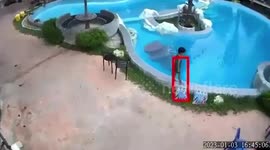 Quick-thinking tourist jumps into pool to save drowning kid