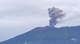 Indonesian police filmed the highest eruption of Mount Marapi while searching for missing man