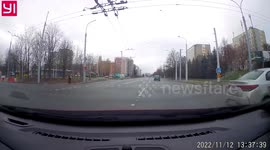 Close Call: Uber driver ignores right of way almost ending in t-bone accident