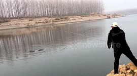 Fisherman uses rod to rescue drowning girl in China
