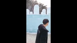 Vietnamese tourists excitedly participate in the Ice and Snow Festival held in Korea