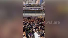 Pop concerts in 2023! Hundreds of Gen Zs hold SMARTPHONES while watching band