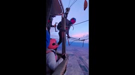 Daredevils skydive off hot air balloon in Arizona after rope swing