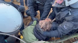 German police forcibly remove activist by pulling his head and neck in Lützerath
