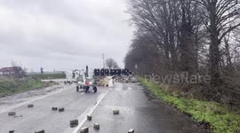 2.1.23 polizei läuft in richtung Lützerath und nimmt 2 Tripods mit
