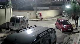 Terrified delivery rider crashes into curb while fleeing from crazed stray dogs in Brazil