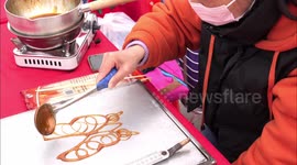 Folk artist creates sugar paintings in China