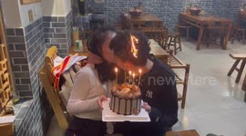 Man sets hair on fire while kissing girlfriend during birthday cake presentation