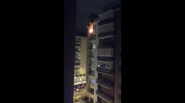 Incendio reciente producido en la capital andaluza a las 20:30 del jueves 19 de enero de 2023.  Se aprecia cómo saltaban las llamas desde el balcón.