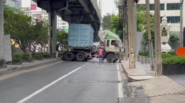 Bungling lorry driver holds up traffic while stuck reversing from car park