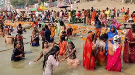 Thousands of Indian devotees bath together mark new moon in Hindu calendar