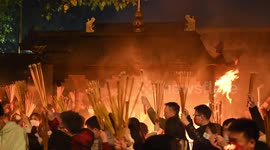 Thousands of Chinese people burn incense, pray for good luck for Lunar New Year
