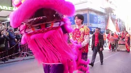 Desfile del año nuevo chino el año de conejo en el barrio usera de Madrid, España