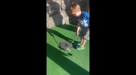 3-year-old boy has ingenious hack while playing mini golf