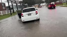 Helping abandoned Cars out from high water during flooding in Houston, TX