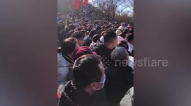 Thousands of tourists cram into historical park on Chinese New Year