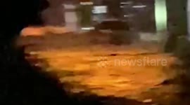 Residents Try to Save Themselves During Flash Floods in Batu Busuk, Padang City, West Sumatra