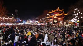 Tourists gather in droves for Lantern Festival In Nanjing, China
