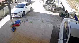 Mechanic scrambles to drag back truck after handbrake fails