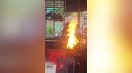 Restaurant chef fights to put out kitchen fire that erupted from leaky gas cylinder