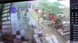 Shocked worker breaks hundreds of fresh chicken eggs when machine topples over