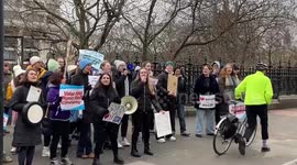 NHS physiotherapists strike picket outside St Thomas’ Hospital
