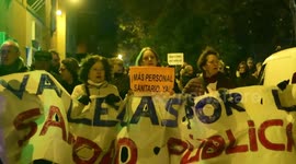 Manifestacion en el barrio de vallecas en Madrid, España contra el recorte horario en atención primaria de salud