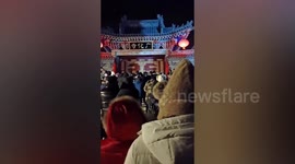 Angry tourists shout and kick door to force temple to open at night in China