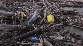 After the heavy rains and the abundant rainfall that caused strong storm surges and the flooding of the Volturno river and its overflowing, waste of all kinds poured onto the beaches of Castel Volturno.