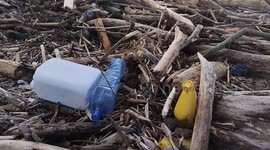 After the heavy rains and the abundant rainfall that caused strong storm surges and the flooding of the Volturno river and its overflowing, waste of all kinds poured onto the beaches of Castel Volturno.