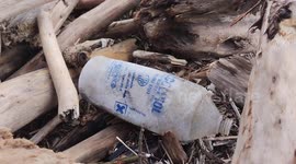 After the heavy rains and the abundant rainfall that caused strong storm surges and the flooding of the Volturno river and its overflowing, waste of all kinds poured onto the beaches of Castel Volturno.