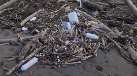 After the heavy rains and the abundant rainfall that caused strong storm surges and the flooding of the Volturno river and its overflowing, waste of all kinds poured onto the beaches of Castel Volturno.