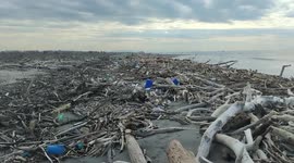 After the heavy rains and the abundant rainfall that caused strong storm surges and the flooding of the Volturno river and its overflowing, waste of all kinds poured onto the beaches of Castel Volturno.