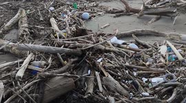 After the heavy rains and the abundant rainfall that caused strong storm surges and the flooding of the Volturno river and its overflowing, waste of all kinds poured onto the beaches of Castel Volturno.