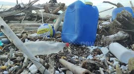 After the heavy rains and the abundant rainfall that caused strong storm surges and the flooding of the Volturno river and its overflowing, waste of all kinds poured onto the beaches of Castel Volturno.