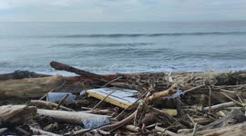 After the heavy rains and the abundant rainfall that caused strong storm surges and the flooding of the Volturno river and its overflowing, waste of all kinds poured onto the beaches of Castel Volturno.