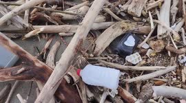 After the heavy rains and the abundant rainfall that caused strong storm surges and the flooding of the Volturno river and its overflowing, waste of all kinds poured onto the beaches of Castel Volturno.
