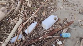 After the heavy rains and the abundant rainfall that caused strong storm surges and the flooding of the Volturno river and its overflowing, waste of all kinds poured onto the beaches of Castel Volturno.